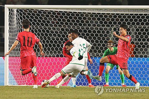 실점의 순간(고양=연합뉴스) 서대연 기자 = 20일 경기도 고양종합운동장에서 열린 2026 북중미 월드컵 아시아 3차 예선 B조 7차전 대한민국과 오만의 경기.      오만 알리 알부사이디가 동점골을 넣고 있다. 2025.3.20 dwise@yna.co.kr