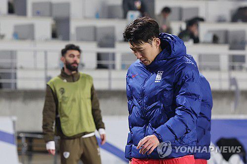 고개 떨군 손흥민(고양=연합뉴스) 임화영 기자 = 20일 경기도 고양종합운동장에서 열린 2026 북중미 월드컵 아시아 3차 예선 B조 7차전 대한민국과 오만의 경기에서 1대1 무승부로 경기를 끝낸 뒤 한국 손흥민이 아쉬워하고 있다. 2025.3.20 hwayoung7@yna.co.kr