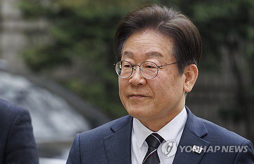 공판 향하는 이재명 대표(서울=연합뉴스) 황광모 기자 = 더불어민주당 이재명 대표가 25일 서울 서초구 서울중앙지법에서 열린 '대장동·위례·백현동·성남FC 사건' 1심 공판에 출석하다 취재진 질문을 받고 있다.     이 대표는 26일 향후 정치적 명운을 가를 공직선거법 위반 사건의 항소심 판결을 앞두고 있다. 2025.3.25 hkmpooh@yna.co.kr