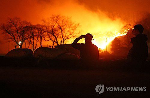 안동 남선면까지 번진 산불(안동=연합뉴스) 김도훈 기자 = 25일 경북 안동시 남선면 마을에서 주민들이 야산에 번진 산불을 바라보고 있다. 2025.3.25 superdoo82@yna.co.kr