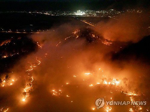 안동 남선면까지 번진 산불(안동=연합뉴스) 김도훈 기자 = 25일 경북 안동시 남선면 인근 야산으로 불이 번지고 있다. 2025.3.25 superdoo82@yna.co.kr