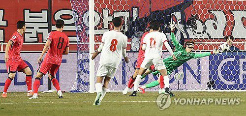 아쉬운 동점골 허용(수원=연합뉴스) 김인철 기자 = 25일 경기도 수원시 수원월드컵경기장에서 열린 2026 북중미 월드컵 아시아 3차 예선 B조 8차전 대한민국과 요르단의 경기. 한국 조현우가 요르단 마흐무드 알 마르디의 슛을 놓치며 동점골을 허용하고 있다. 2025.3.25 yatoya@yna.co.kr