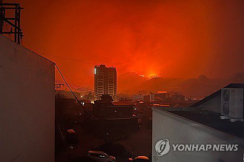 영덕까지 확산한 산불(영덕=연합뉴스) 25일 밤 경북 영덕군 영덕읍 주변까지 산불이 확산하고 있다. 2025.3.26 [독자 제공. 재판매 및 DB 금지] sds123@yna.co.kr