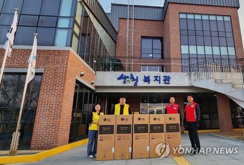 LG, 산불 피해 지역에 20억 성금… 이재민에 공기청정기 지원(서울=연합뉴스) LG가 26일 경상도에서 동시다발적으로 일어난 산불로 큰 피해를 입은 지역의 주민들을 돕기 위해 사회복지공동모금회에 성금 20억원을 기탁했다고 밝혔다. LG전자 설치기사들이 산불 피해지역 이재민 대피소 경남 산청군 산엔청복지관에서 공기청정기를 전달하고 있다. 2025.3.26 [LG 제공. 재판매 및 DB 금지] photo@yna.co.kr
