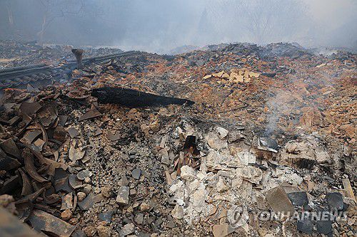 화마가 휩쓸고 간 천년고찰 고운사(의성=연합뉴스) 이주형 기자 = 26일 오전 경북 의성군 고운사 가운루가 불에 타 형태조차 알아볼 수 없게 무너져 있다. 국가 지정 문화유산 보물로 지정된 가운루는 전날 고운사를 덮친 산불에 타 전소됐다. 2025.3.26 coolee@yna.co.kr
