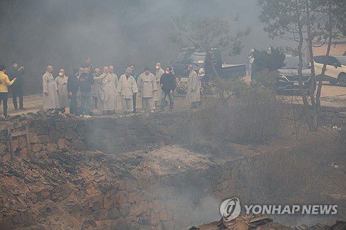 가운루 상태 살피는 조계종 관계자들(의성=연합뉴스) 이주형 기자 = 대한불교조계종 관계자들이 26일 오전 불에 타 형태조차 알아볼 수 없게 된 경북 의성군 고운사 가운루의 잔해를 살펴보고 있다. 국가 지정 문화유산 보물로 지정된 가운루는 전날 고운사를 덮친 산불에 타 전소됐다. 2025.3.26 coolee@yna.co.kr