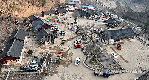 예비 중수 작업으로 분주한 대전사(청송=연합뉴스) 김도훈 기자 = 26일 경북 청송 주왕산 국립공원 내 대전사에서 관계자들이 주왕산에 번지는 산불로부터 사찰을 보호하기 위해 미리 물을 뿌리는 예비 중수 작업으로 분주하다. 2025.3.26 superdoo82@yna.co.kr
