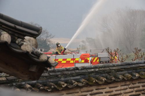 병산서원에 물 뿌리는 소방관[촬영 황수빈]