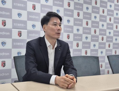 인터뷰하는 강성형 감독(대전=연합뉴스) 김경윤 기자 =강성현 현대건설 감독이 27일 대전 충무체육관에서 열리는 2024-2025 프로배구 V리그 여자부 플레이오프 2차전 정관장과 원정 경기를 앞두고 인터뷰하고 있다. 2025.3.27. cycle@yna.co.kr