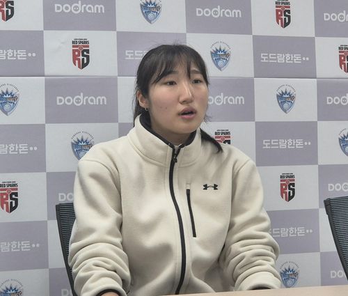 인터뷰하는 정지윤(대전=연합뉴스) 김경윤 기자 = 현대건설 정지윤이 27일 대전 충무체육관에서 열린 2024-2025 프로배구 V리그 여자부 정관장과 플레이오프 2차전을 마친 뒤 인터뷰하고 있다. 2025.3.27. cycle@yna.co.kr