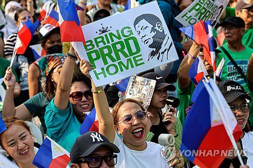 두테르테 석방을 요구하는 두테르테 지지자들로드리고 두테르테 전 대통령 지지자들이 지난 15일(현지시간) 필리핀 마닐라에서 집회를 열어 국제형사재판소(ICC)에 체포된 그의 석방을 요구하고 있다. 2025.03.27 [EPA 연합뉴스 자료사진. 재판매 및 DB 금지]