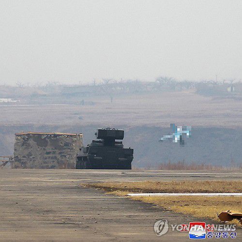 북한 김정은, 공중통제기 탑승ㆍ자폭무인기 참관…"무인ㆍAI 최우선"(평양 조선중앙통신=연합뉴스) 김정은 북한 국무위원장이 지난 25~26일 새로 개발·생산하고 있는 무인항공기술연합체와 탐지전자전연구집단의 국방과학연구사업을 지도했다고 조선중앙통신이 27일 보도했다. 2025.3.27      [국내에서만 사용가능. 재배포 금지. For Use Only in the Republic of Korea. No Redistribution] nkphoto@yna.co.kr