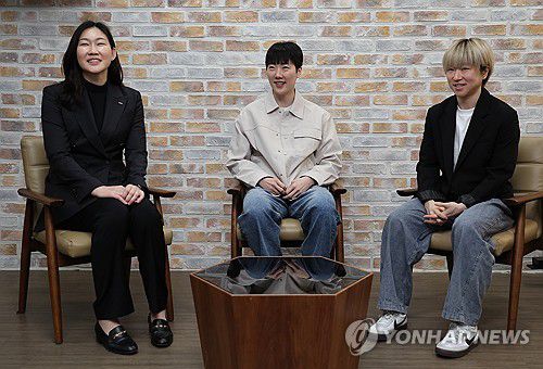 BNK의 박정은 감독과 박혜진, 안혜지(서울=연합뉴스) 서명곤 기자 = 여자프로농구 부산 BNK의 박정은 감독(왼쪽부터)과 박혜진, 안혜지가 27일 서울 종로구 연합뉴스 사옥에서 인터뷰하고 있다. 2025.3.27 seephoto@yna.co.kr