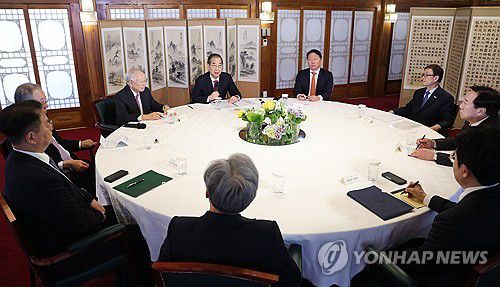 한덕수 권한대행, 경제6단체 간담회 주재(서울=연합뉴스) 홍해인 기자 =한덕수 대통령 권한대행 국무총리가 27일 서울 종로구 총리공관에서 열린 경제6단체 간담회를 주재하고 있다. 2025.3.27 [대통령실통신사진기자단] hihong@yna.co.kr