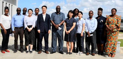 탄자니아 병원 점검 후 기념사진2019년 12월, 탄자니아 다르에스살람 인근 무힘빌리 의과대학병원에서 EDCF 관련 직원들이 병원 운영 현황 및 시설 점검을 진행했다. 해당 병원은 한국 EDCF, 국제의료보건재단, 코이카가 함께 지원하는 탄자니아 공공병원이다. 필자는 오른쪽에서 여섯번째  [이현정 제공. 재판매 및 DB 금지]