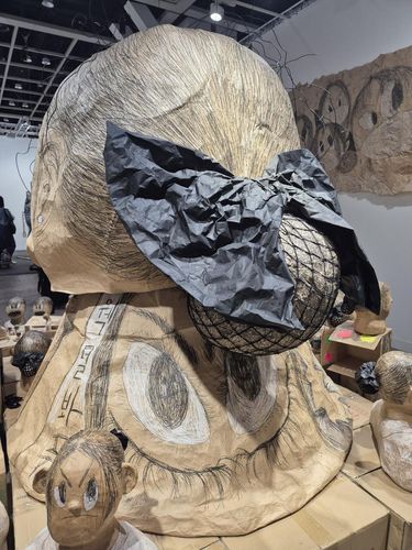 유주얼 서스펙트(홍콩=연합뉴스) 황희경 기자 = 머리망을 한 여성의 모습을 표현한 신민 작가의 '유주얼 서스펙트'. 2025.3.28. zitrone@yna.co.kr