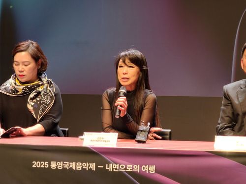 통영국제음악제 개막 기자간담회(통영=연합뉴스) 박원희 기자 = 28일 통영국제음악당 블랙박스에서 열린 개막 기자간담회에서 진은숙 통영국제음악제 예술감독이 발언하고 있다. 2025.03.28. encounter24@yna.co.kr