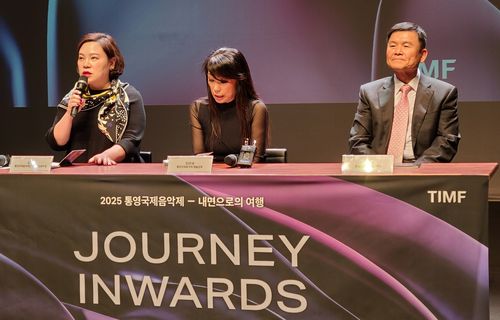 통영국제음악제 개막 기자간담회(통영=연합뉴스) 박원희 기자 = 28일 통영국제음악당 블랙박스에서 열린 개막 기자간담회에서 김소현 통영국제음악재단 예술사업본부장(왼쪽 첫번째)이 발언하고 있다. 2025.03.28. encounter24@yna.co.kr