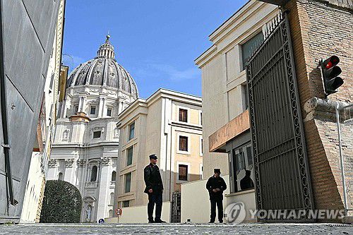 교황의 바티칸 내 거처인 산타 마르타의 집 입구 지키는 경비원들[AFP 연합뉴스 자료사진. 재판매 및 DB 금지]