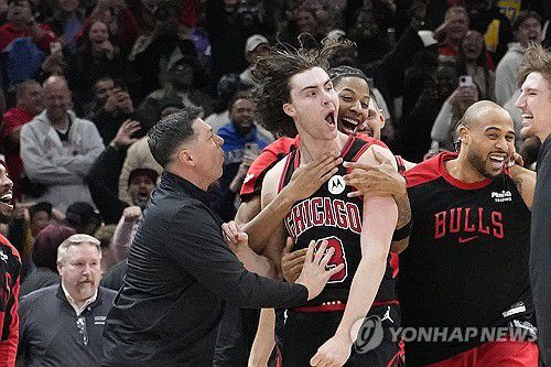 승리에 기뻐하는 조시 기디 등 시카고 불스 선수단[David Banks-Imagn Images/로이터=연합뉴스]
