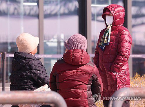 아직은 패딩(부산=연합뉴스) 강선배 기자 = 17일 부산지방의 최저기온이 0.3도를 기록, 쌀쌀한 날씨를 보인 가운데 수영구 민락해변로에 산책 나온 어르신들이 햇볕을 쬐고 있다. 2025.3.17 sbkang@yna.co.kr