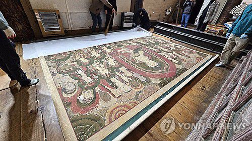 이동 준비 중인 봉정사 아미타설법도(안동=연합뉴스) 천경환 기자 = 경북 의성에서 시작한 산불이 나흘째 북부권역으로 확산한 26일. 국가 보물들이 보관된 안동 봉정사에서 긴급 유물 이송 작업이 이뤄지고 있다. 2025,3.26 kw@yna.co.kr