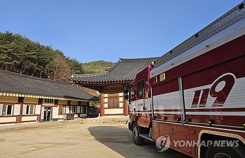 안동 봉정사에 배치된 소방 차량(안동=연합뉴스) 천경환 기자 = 26일 산불 확산으로 밤새 유물 긴급 이송 작업이 이뤄진 안동 봉정사에 소방관들이 만일의 사태에 대비해 대기하고 있다. 2025,3.26 kw@yna.co.kr