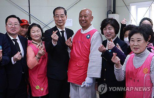 한덕수 권한대행, 국수나눔 자원봉사자와 함께(대전=연합뉴스) 홍해인 기자 = 한덕수 대통령 권한대행 국무총리가 28일 국립대전현충원 내 구암사 나눔의 집 '나마스테'를 방문해 국수나눔 자원봉사자들을 격려한 뒤 북천스님, 강정애 국가보훈부 장관, 이장우 대전시장, 자원봉사자들과 함께 기념촬영을 하고 있다. 2025.3.28 hihong@yna.co.kr