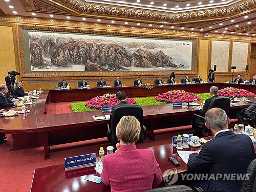 이재용, 베이징서 시진핑 주최 글로벌 CEO 회동 참석(베이징=연합뉴스) 정성조 특파원 = 이재용 삼성전자 회장, 곽노정 SK하이닉스 대표이사 사장 등이 28일(현지시간) 중국 베이징 인민대회당에서 열린 시진핑 중국 국가주석과 글로벌 기업 최고경영자(CEO) 면담에 참석하고 있다. 2025.3.28 xing@yna.co.kr