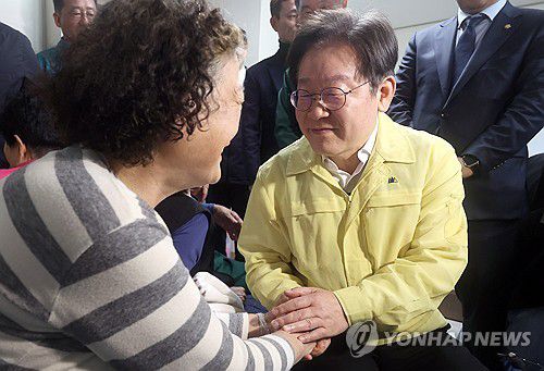 이재민 위로(산청=연합뉴스) 김동민 기자 = 더불어민주당 이재명 대표가 28일 오후 경남 산청군 시천면 산청 화재 이재민 대피소인 한국선비문화연구원을 찾아 이재민을 위로하고 있다. 2025.3.28 image@yna.co.kr