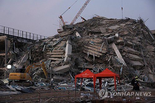 미얀마 강진으로 인해 무너진 태국 방콕의 건물[로이터=연합뉴스]