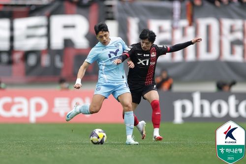 볼 다투는 대구의 박대훈과 서울의 정승원[한국프로축구연맹 제공. 재판매 및 DB 금지]