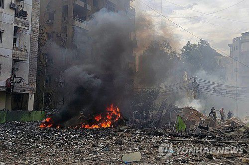 이스라엘, 레바논 폭격(베이루트 AFP=연합뉴스) 28일(현지시간) 레바논 수도 베이루트의 남쪽 외곽 다히예 지역의 한 건물이 이스라엘군의 공습으로 무너졌다. 다히예는 헤즈볼라의 근거지다. 2025.3.28 photo@yna.co.kr