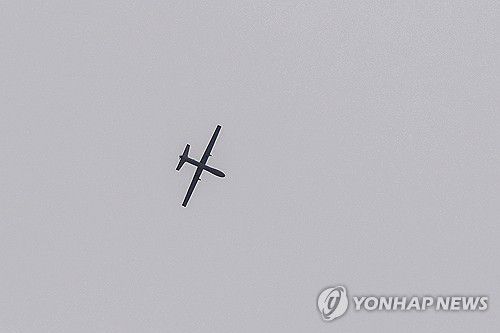 베이루트 상공 정찰비행하는 이스라엘군 드론(베이루트 AP=연합뉴스) 28일(현지시간) 레바논 수도 베이루트 남쪽 외곽 다히예 지역 하늘에 이스라엘군 드론이 비행 중이다. 2025.3.29 photo@yna.co.kr