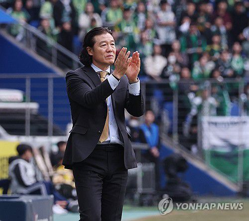 손뼉 치는 김판곤 감독(울산=연합뉴스) 김용태 기자 = 1일 울산 문수축구경기장에서 열린 프로축구 하나은행 K리그1 2025 울산 HD와 전북 현대의 경기에서 울산 김판곤 감독이 선수들에게 손뼉을 치고 있다. 2025.3.1 yongtae@yna.co.kr