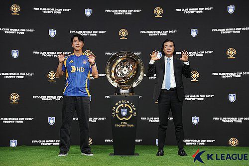 김영권과 김판곤 감독(성남=연합뉴스) 프로축구 울산 HD 김판곤감독과 김영권이 6일 경기도 성남 네이버 1784 사옥에서 열린 국제축구연맹(FIFA) 클럽 월드컵 트로피 공개 행사에서 포즈를 취하고 있다. 2025.3.6 [한국프로축구연맹 제공. 재판매 및 DB금지] photo@yna.co.kr