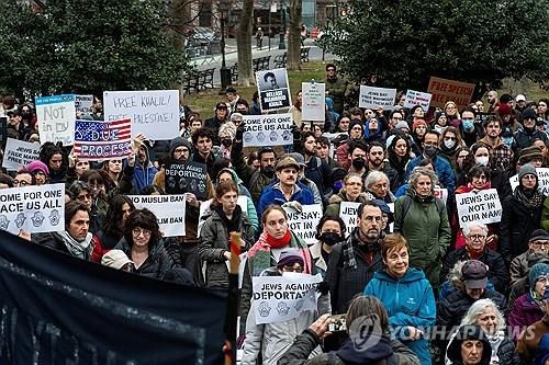 친팔레스타인 연구자 구금 항의 시위[로이터 연합뉴스 자료사진 재판매 및 DB금지] 2025년 3월20일(현지시간), 컬럼비아대에서의 가자전쟁 반대 시위에 관여했던 마흐무드 칼릴의 구금에 항의하는 시위가 뉴욕에서 벌어졌다.