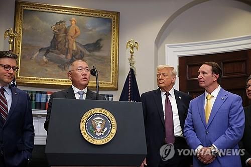 백악관서 대미투자 발표하는 정의선 현대차 회장[워싱턴 로이터=연합뉴스 재판매.DB금지]