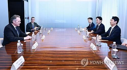 안덕근 장관, 마이크 던리비 알래스카 주지사와 면담    (서울=연합뉴스) 안덕근 산업통상자원부 장관이 25일 서울 중구 플라자호텔에서 마이크 던리비 미국 알래스카주 주지사와 면담하고 있다. 2025.3.25 [산업통상자원부 제공. 재판매 및 DB 금지]     photo@yna.co.kr (끝)