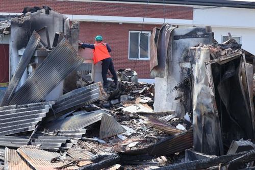 29일 오후 경북 안동시 임하면에서 한 작업자가 전기 복구 공사를 하고 있다.[손형주 기자]