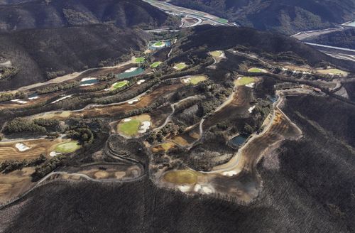 산불에 검게 그을린 골프장[촬영 윤관식]