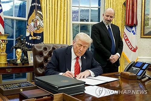수입 철강·알루미늄에 25% 관세 부과 행정명령에 서명하는 미국 트럼프 대통령[EPA=연합뉴스]