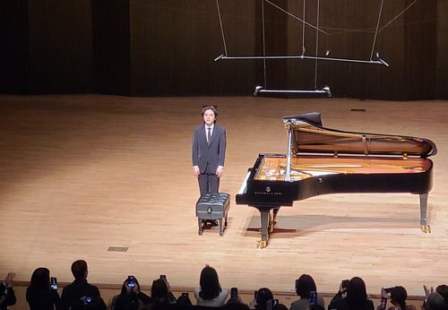 임윤찬 피아노 리사이틀(통영=연합뉴스) 박원희 기자 = 30일 통영국제음악당 콘서트홀에서 열린 리사이틀에서 피아니스트 임윤찬이 관객들에게 인사하고 있다. 2025.03.30. encounter24@yna.co.kr