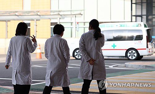 서울의 한 대학병원에서 의료진이 이동하고 있다[연합뉴스 자료사진]