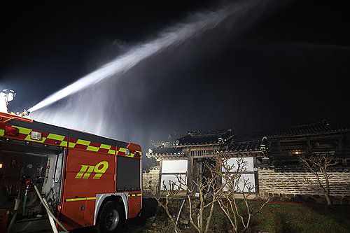병산서원 건물에 물 뿌리는 소방관(안동=연합뉴스) 황수빈 기자 = 경북북부 산불이 세계문화유산인 안동 병산서원 인근 3㎞ 내외까지 접근했다.     26일 소방 당국이 병산서원 현장에서 열화상 드론을 띄워 파악한 결과 산불은 병산서원에서 직선거리로 3㎞ 떨어진 안동시 풍천면 인금리까지 근접했다. 이날 소방관들이 병산서원 건물에 물을 뿌리고 있다. 2025.3.26 hsb@yna.co.kr