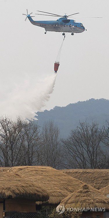 하회마을에 투입된 헬기(안동=연합뉴스) 황수빈 기자 = 경북북부 산불이 엿새째 꺼지지 않고 있는 27일 안동 하회마을에 헬기가 물을 뿌리고 있다. 2025.3.27 hsb@yna.co.kr