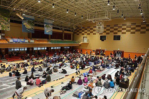 대피소에 모인 이재민(영덕=연합뉴스) 손대성 기자 = 27일 경북 영덕군 영덕읍 영덕국민체육센터에 마련된 산불 이재민 대피소에서 이재민들이 앉아 있다. 2025.3.27 sds123@yna.co.kr