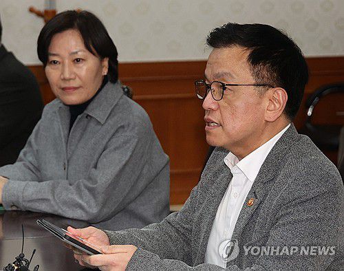 최상목 부총리, 긴급현안 경제장관 간담회(서울=연합뉴스) 한상균 기자 = 최상목 부총리 겸 기획재정부 장관이 30일 정부서울청사에서 긴급현안 관련 경제관계 장관 간담회를 하고 있다. 2025.3.30 xyz@yna.co.kr