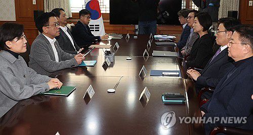 최상목 부총리, 긴급현안 경제장관 간담회(서울=연합뉴스) 한상균 기자 = 최상목 부총리 겸 기획재정부 장관이 30일 정부서울청사에서 긴급현안 관련 경제관계 장관 간담회를 하고 있다. 2025.3.30 xyz@yna.co.kr