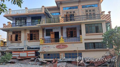 강진으로 초토화된 만달레이 인근 짜우세 시(짜우세[미얀마]=연합뉴스) 박의래 특파원 = 미얀마에서 28일(현지시간) 7.7 규모 강진이 발생했다. 사진은 큰 피해를 본 만달레이시 인근 짜우세시 30일 모습. 2025.3.30 laecorp@yna.co.kr